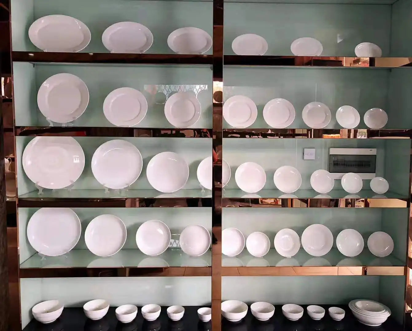 Hot Selling Home Restaurant Ceramic Pakistan Dubai Dinnerware Set 84 Pieces Fine Porcelain Dinner Set With Gold Plated Design